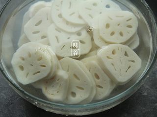 5、麻辣藕片,把煮好的莲藕放入凉水中浸泡,因为后面还要炒的,用自来水浸泡也行;