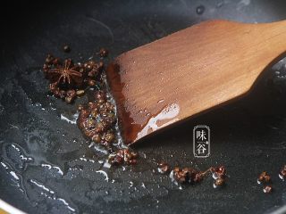 6、麻辣藕片,锅内放入油,放入花椒和八角爆出香味;