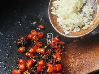 8、麻辣藕片,倒入蒜蓉;