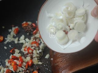 9、麻辣藕片,倒入大葱翻炒;