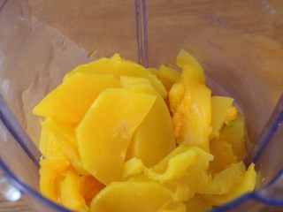 3、南瓜奶片,待凉放入料理机绞成泥