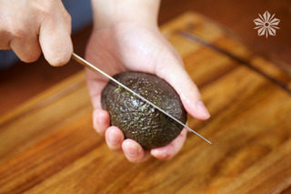 4、藜麦沙拉,牛油果切割小技巧，因为牛油果里面有一颗圆圆的果实，所以我们先用刀将牛油果对半切，但不要伤害到内在坚硬的果核