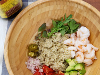 12、藜麦沙拉,所有的食材放在一起，为了口感和层次，我还喜欢加入些许罗勒和芝麻菜