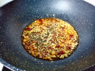 9、干锅西兰花,热锅凉油，放入蒜泥与辣椒酱炒香。