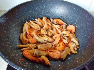 10、干锅西兰花,放入焯好的鸡爪与对虾翻炒一下。