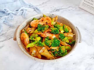 14、干锅西兰花,西兰花脆爽清口，鸡爪裹满酱汁，吃的停不下来！