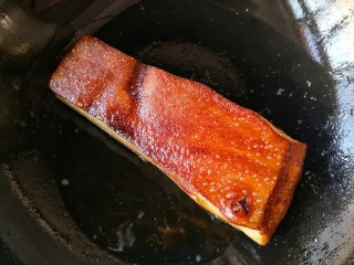 7、梅菜扣肉,煎至猪皮表面上色，起小泡泡后捞出。