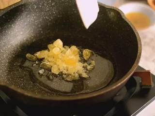 1、川式红烧肉, 色泽红亮, 味醇汁浓, 肥而不腻, 回味无穷!,起油锅，倒入冰糖，小火慢推炒至融化