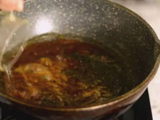 2、川式红烧肉, 色泽红亮, 味醇汁浓, 肥而不腻, 回味无穷!,等糖液冒出大气泡时，倒入热水，拌匀后倒出备用