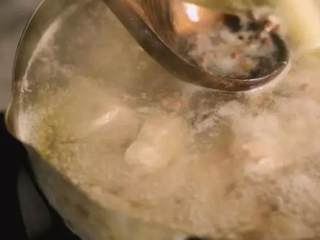 5、川式红烧肉, 色泽红亮, 味醇汁浓, 肥而不腻, 回味无穷!,煮沸后撇去浮沫，将五花肉捞出沥水备用