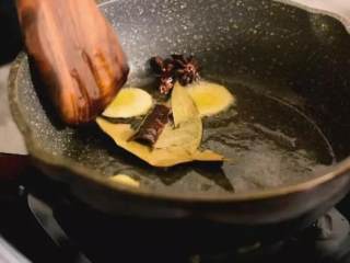 6、川式红烧肉, 色泽红亮, 味醇汁浓, 肥而不腻, 回味无穷!,热锅起油，放入姜片、八角、香叶、桂皮炒香，加入五花肉翻炒均匀