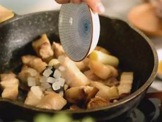 7、川式红烧肉, 色泽红亮, 味醇汁浓, 肥而不腻, 回味无穷!,加入葱段、冰糖、盐、白酒、热水煮沸