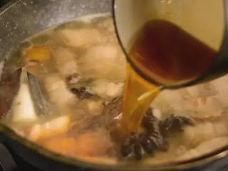 8、川式红烧肉, 色泽红亮, 味醇汁浓, 肥而不腻, 回味无穷!,随后倒入炒好的糖色，化匀后加盖，小火煨1小时