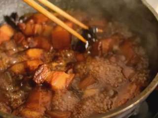 9、川式红烧肉, 色泽红亮, 味醇汁浓, 肥而不腻, 回味无穷!,肉质酥软后，捡出香料，淋上香油，转大火收汁即可