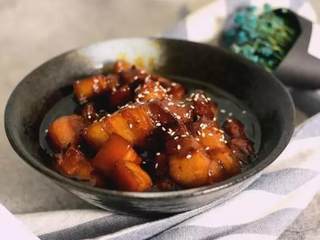 10、川式红烧肉, 色泽红亮, 味醇汁浓, 肥而不腻, 回味无穷!,最好撒上芝麻，完成，吃吃吃~！