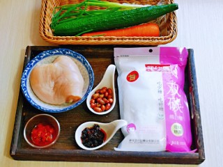 2、手撕鸡胸肉,准备食材，配菜可以根据喜欢任意搭配。