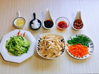 7、手撕鸡胸肉,大蒜去皮切碎，小葱去皮，切段，准备工作做好。