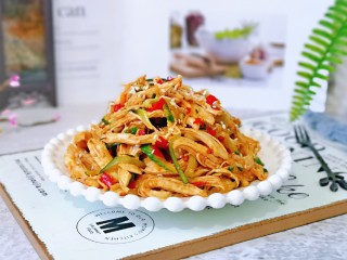 10、手撕鸡胸肉,装盘，撒上熟白芝麻。