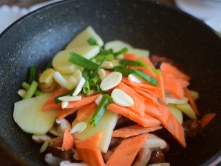 8、家常黄焖鸡,加入蔬菜