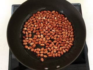 12、开胃小菜  老醋花生,炒制花生米变色，微黄即可