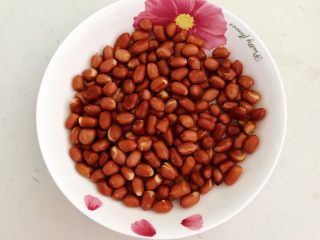 13、开胃小菜  老醋花生,把炒好的花生米盛出来