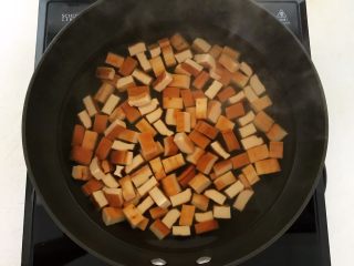 16、开胃小菜  老醋花生,锅里加入冷水，放入豆干焯水，水开后煮3分钟