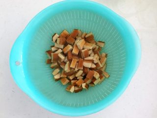 17、开胃小菜  老醋花生,把焯好的豆干捞出来，沥干水分