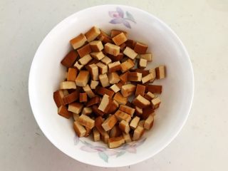 18、开胃小菜  老醋花生,把豆干放入一个大碗里