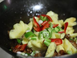 9、蔓越莓烧排骨,当排骨所剩汤汁不多时，放入菠萝、青红椒和葱段，翻炒