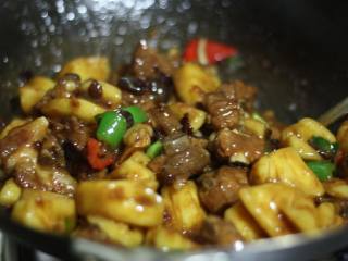 10、蔓越莓烧排骨,把青红椒炒熟，放盐调味即可上桌