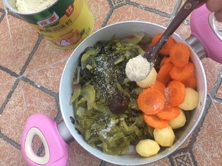 8、酸菜鱼,勺入两勺家乐鸡粉调味料