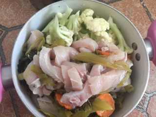 11、酸菜鱼,将花椰菜放入锅底里