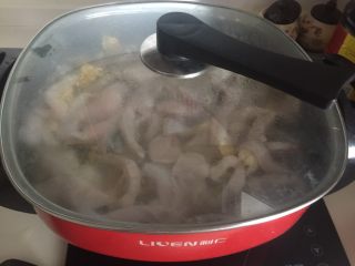 24、酸菜鱼,盖上锅盖大火煮开后转小火煮5分钟