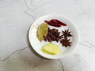 2、秘制红烧鸡腿,备好生姜、香叶、辣椒、八角、红椒