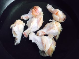 4、秘制红烧鸡腿,锅中加入清水放入鸡腿