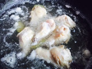7、秘制红烧鸡腿,大火烧开煮五分钟再将鸡腿捞起清洗干净