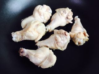 8、秘制红烧鸡腿,将清洗干净的鸡腿放入锅中