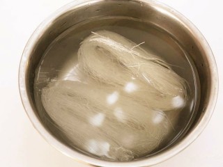 2、鲜虾粉丝煲,粉丝提前用温水浸泡一下。