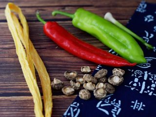 1、腐竹烧香菇,准备好材料，腐竹和香菇提前泡发