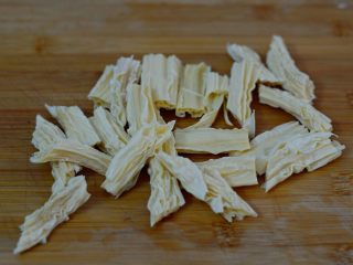 3、腐竹烧香菇,腐竹挤干水分切成段，