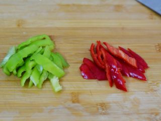 4、腐竹烧香菇,青红椒去籽切小块