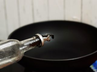 6、腐竹烧香菇,锅中倒入适量的食用油烧热