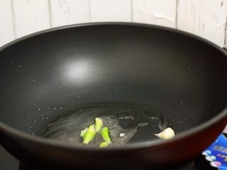 7、腐竹烧香菇,放入葱花爆香