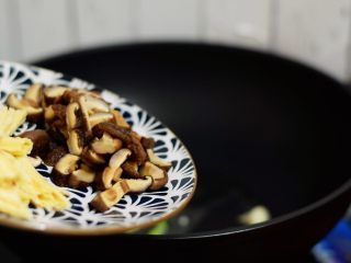 8、腐竹烧香菇,放入香菇翻炒一分钟