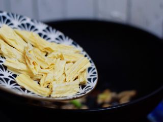 9、腐竹烧香菇,放入腐竹