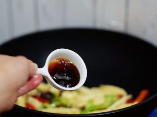 11、腐竹烧香菇,加入蚝油