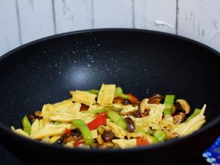 14、腐竹烧香菇,翻炒均匀即可