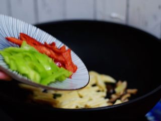 10、腐竹烧香菇,放入青红椒一分钟