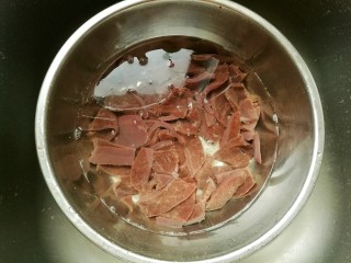 3、鱼香猪肝,用清水浸泡20分钟。