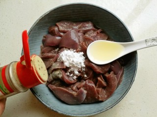 5、鱼香猪肝,把猪肝放入大碗中，加入1茶匙淀粉，少许胡椒粉，2茶匙料酒。